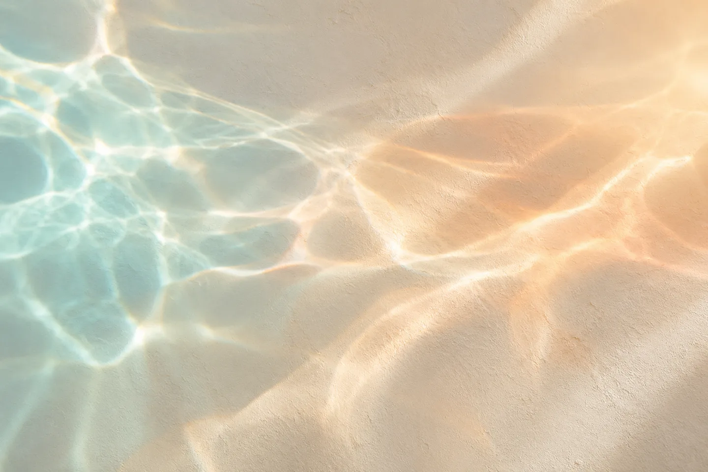 Zarte Lichtreflexe in Aqua und Apricot